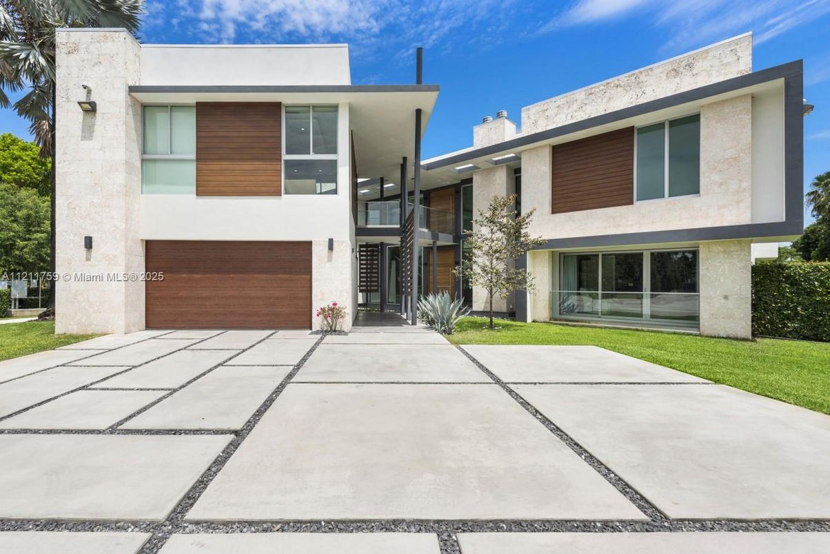 Attached, Exterior, Facade, Modern