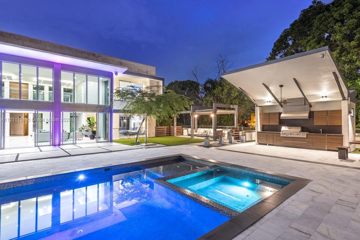 Exterior, Outdoor Kitchen, Pool