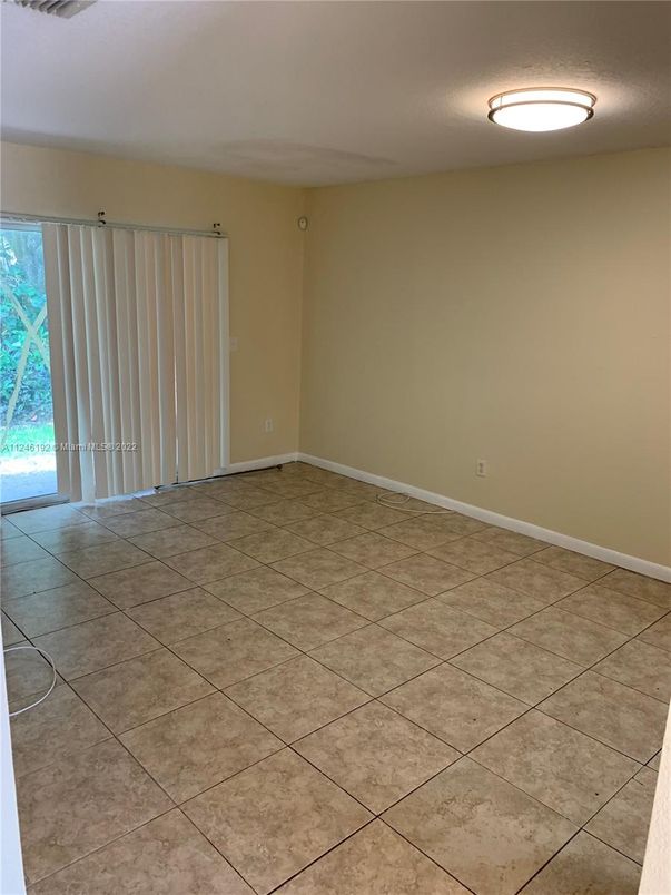 Empty room, Interior