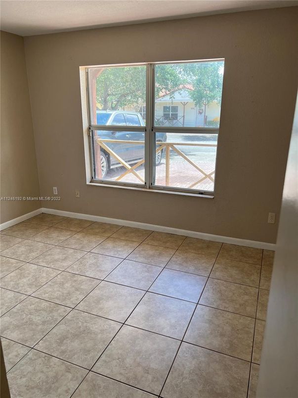 Empty room, Interior