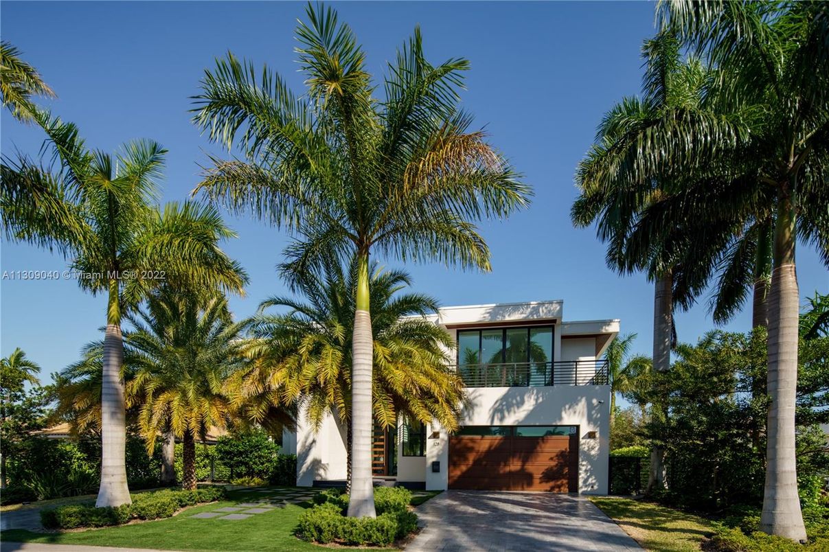 Attached, Exterior, Facade, Modern