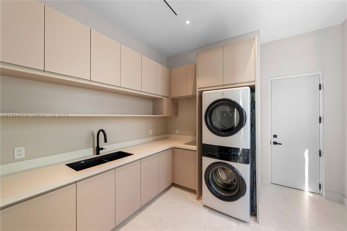 Interior, Kitchen, Recessed Lighting, Washer