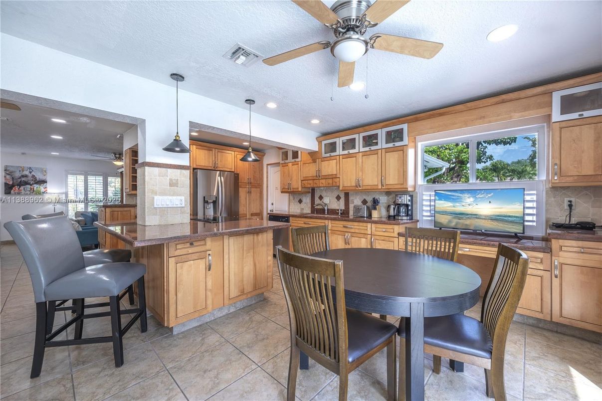 Dining room, Interior, Kitchen, Pendant Lights, Recessed Lighting, Stainless Steel Appliances