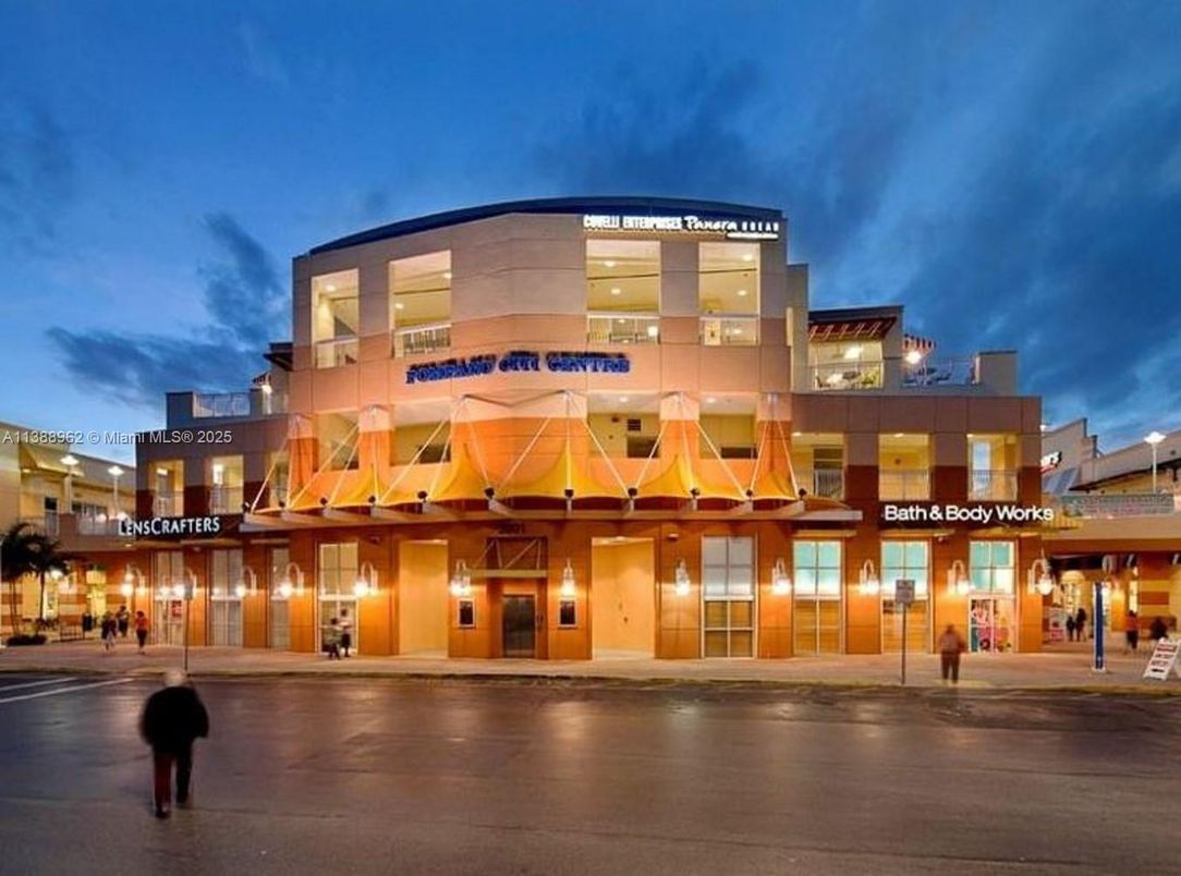 Exterior, Facade, Modern