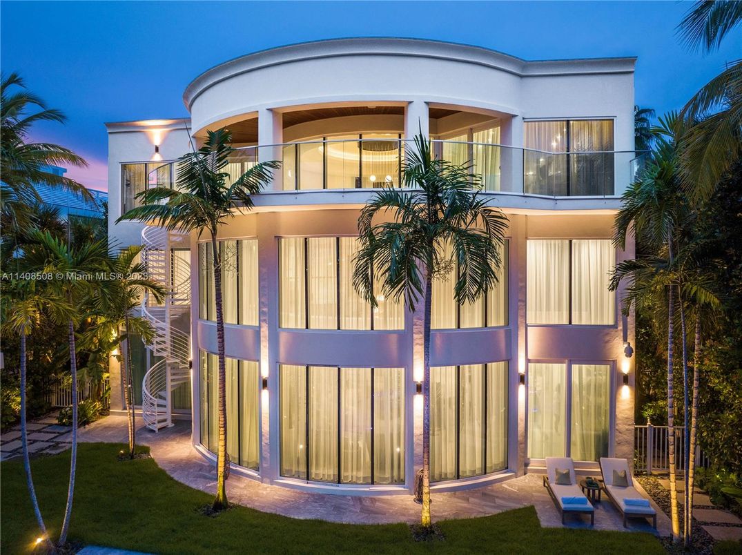 Exterior, Facade, Modern