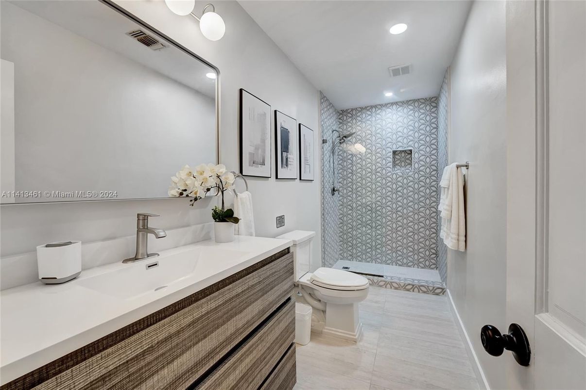 Bathroom, Interior, Recessed Lighting