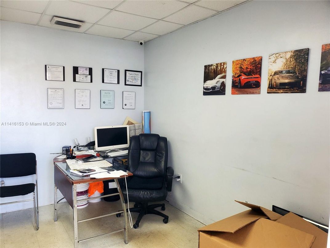 Home Office, Interior