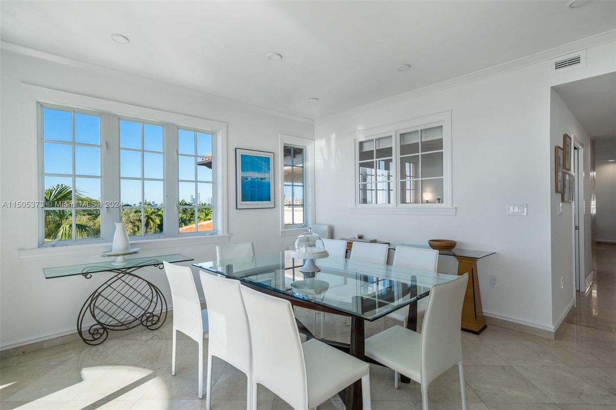 Dining room, Interior, Recessed Lighting