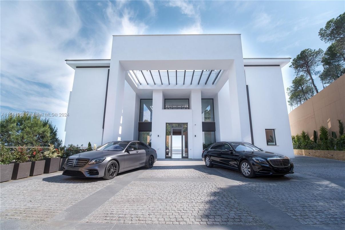 Exterior, Facade, Modern