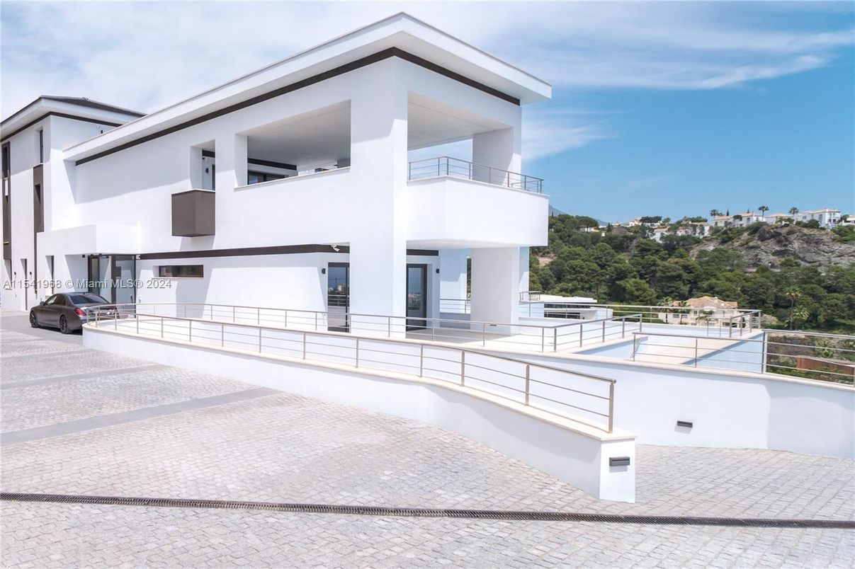 Exterior, Facade, Pool, Modern