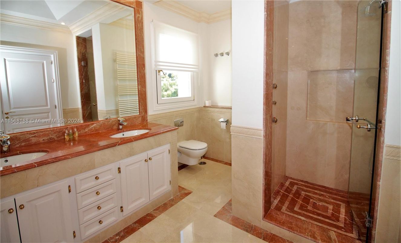 Bathroom, Dual Sink Vanities, Interior