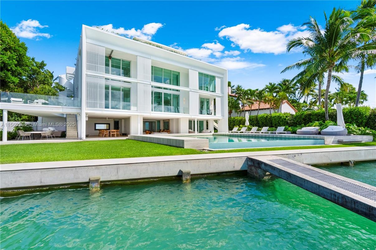 Exterior, Pool, Water