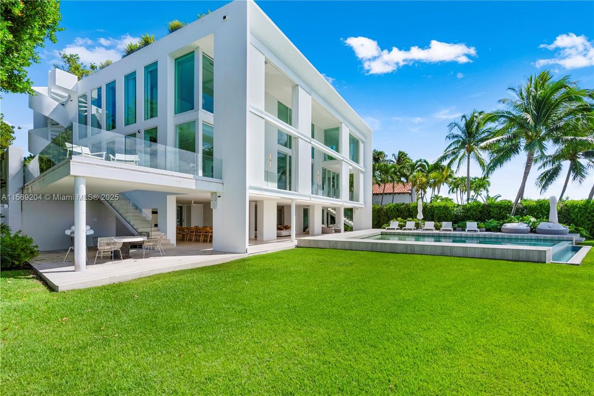 Backyard, Exterior, Facade, Pool, Modern