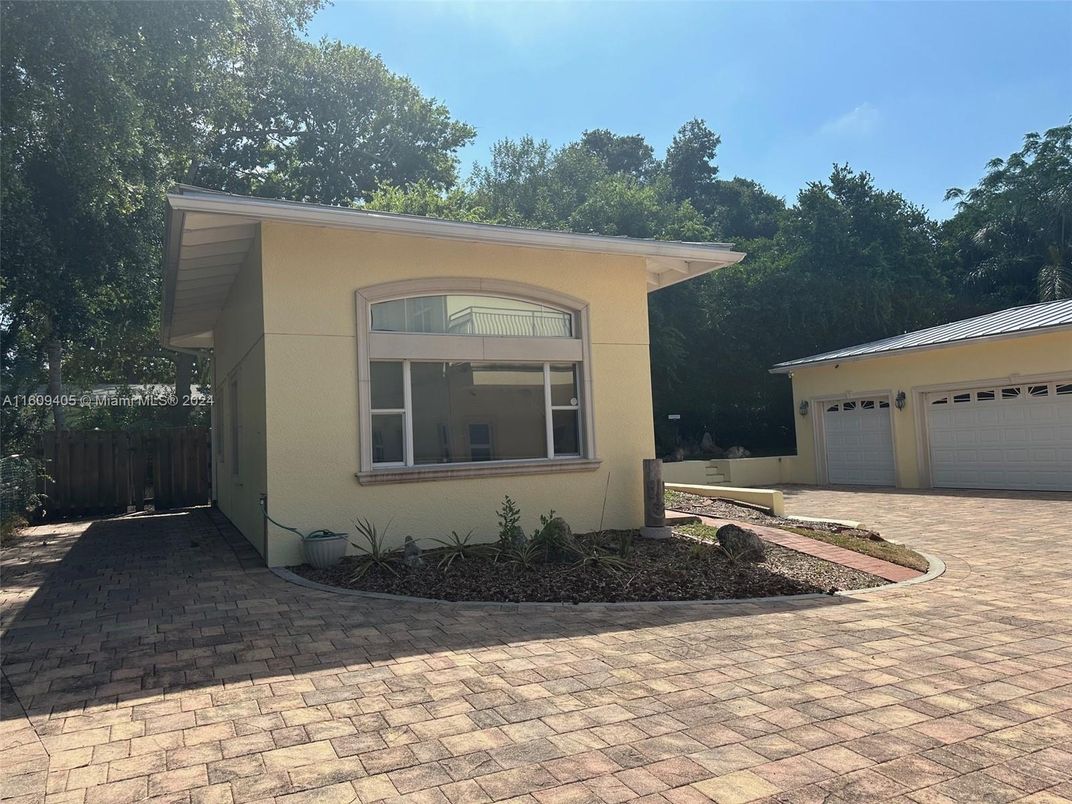 Detached Garage, Exterior