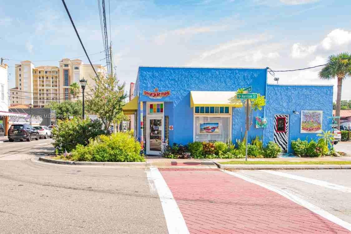 Exterior, Facade, Modern