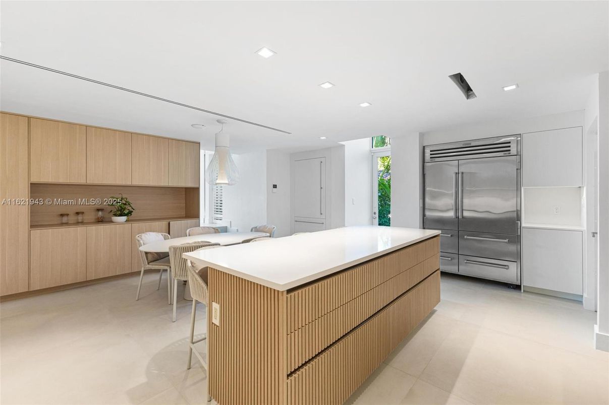 Dining room, Interior, Kitchen, Pendant Lights, Recessed Lighting, Stainless Steel Appliances