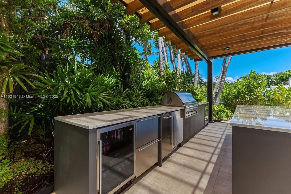 Exterior, Outdoor Kitchen