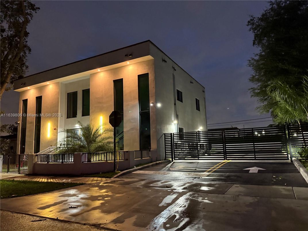 Exterior, Facade, Modern