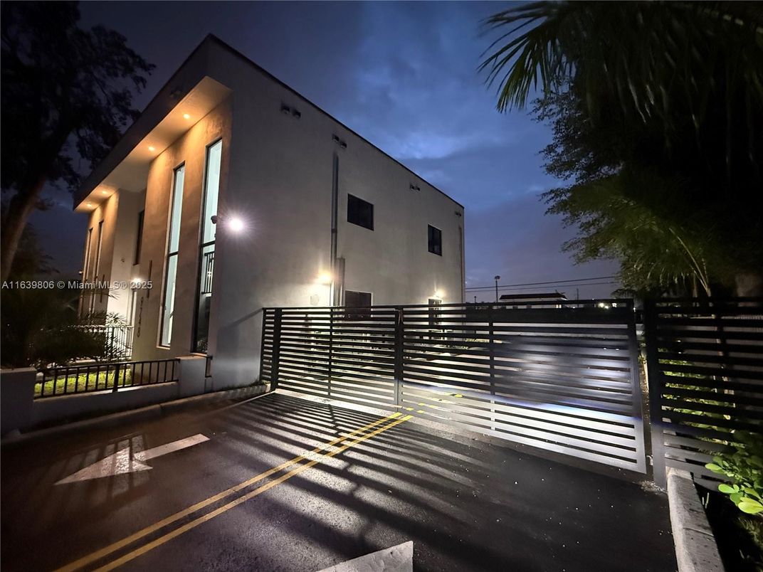 Exterior, Facade, Modern