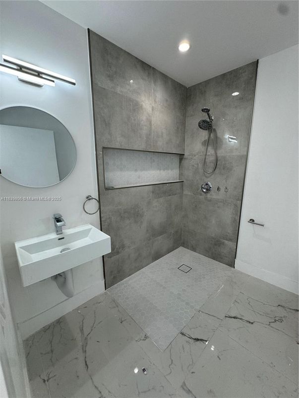Bathroom, Interior, Recessed Lighting