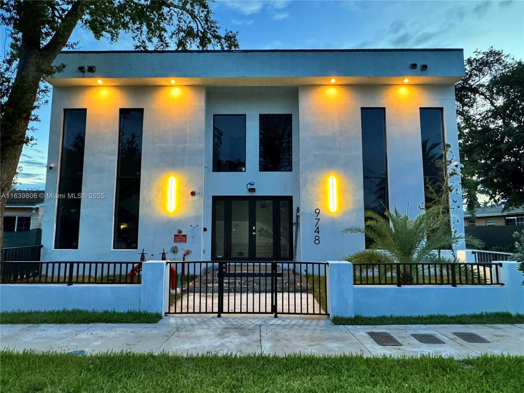 Exterior, Facade, Modern