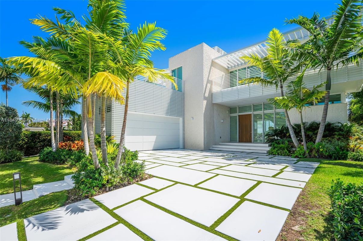 Attached, Backyard, Exterior, Facade, Modern