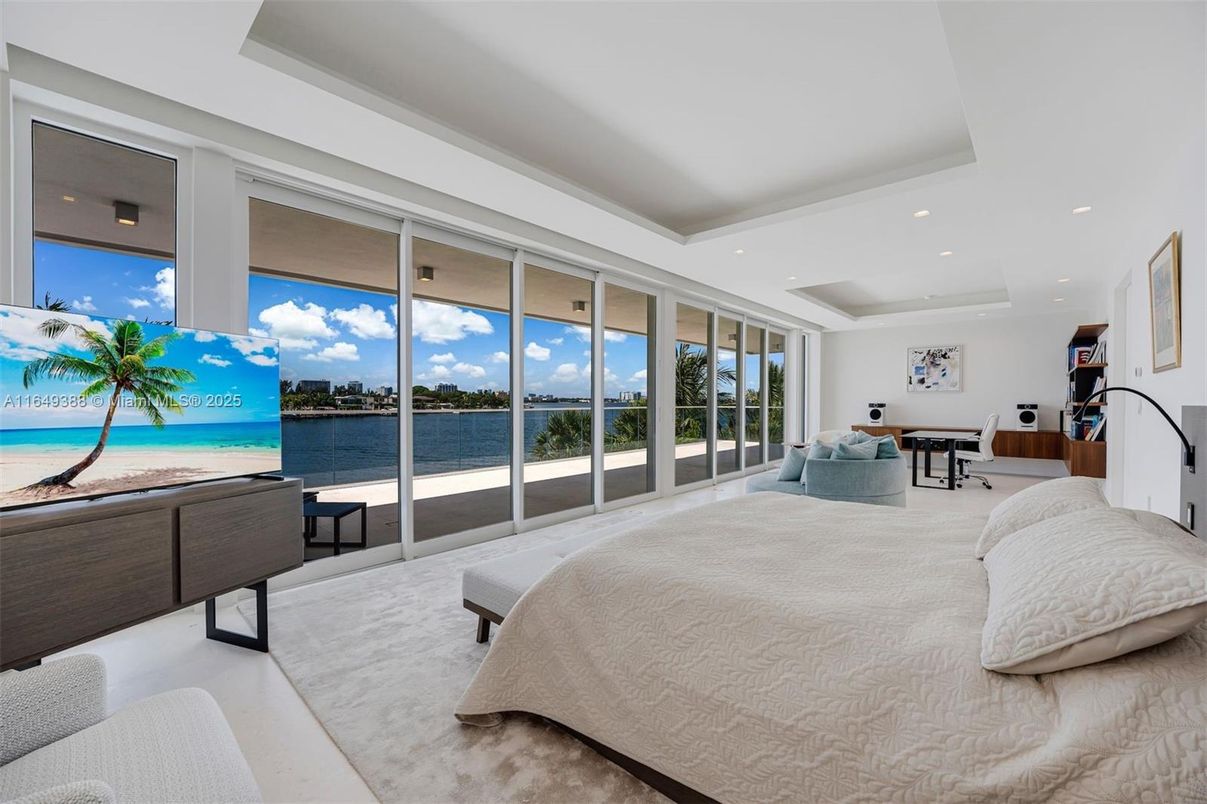 Bedroom, Interior, Piano, Recessed Lighting, Water