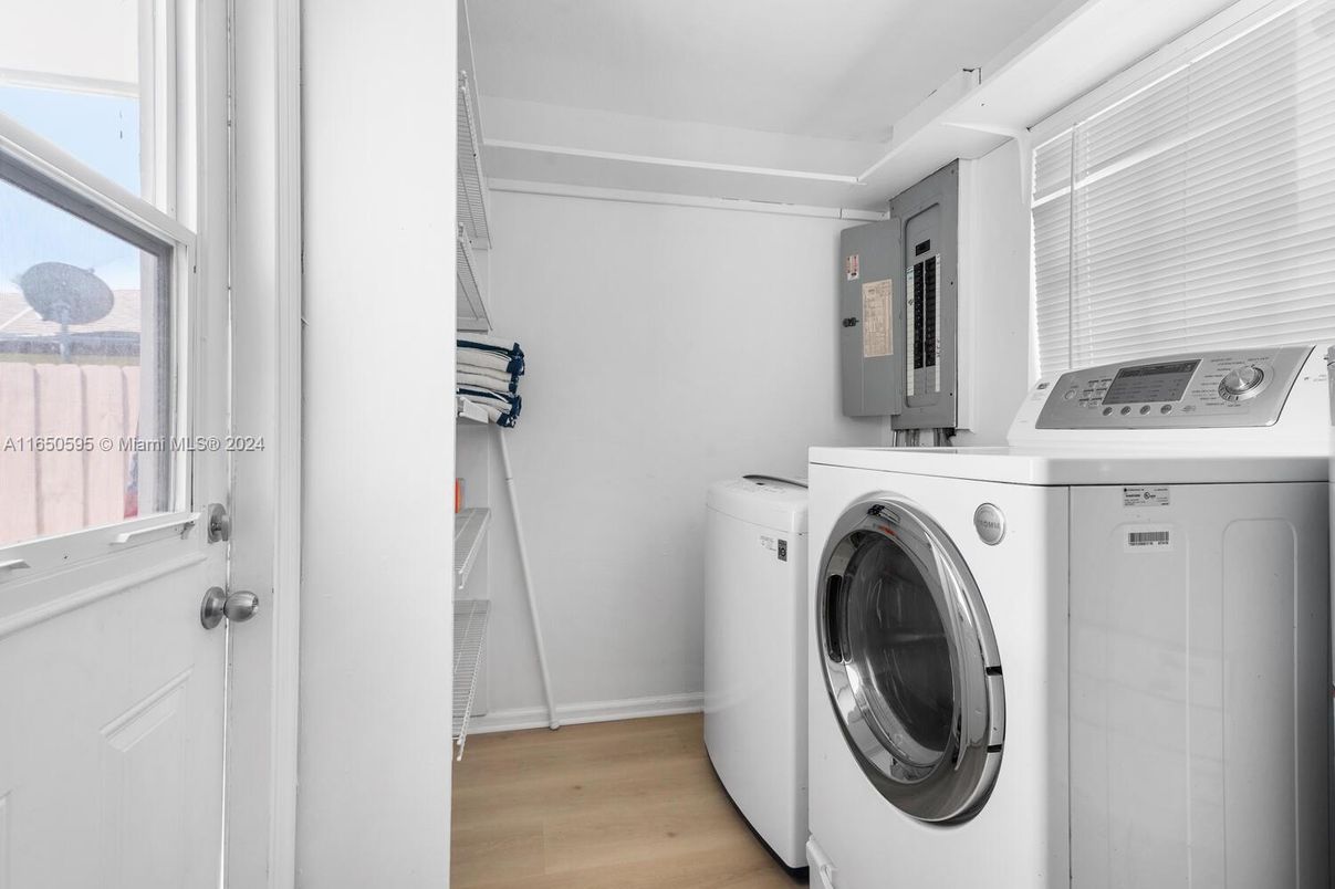 Interior, Utility Closets, Washer, Wood Texture Flooring
