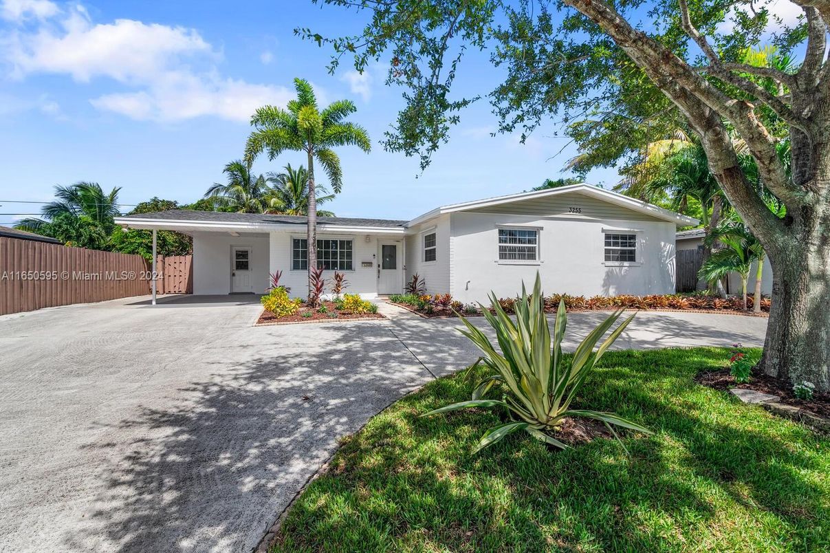 Backyard, Exterior, Facade, Ranch