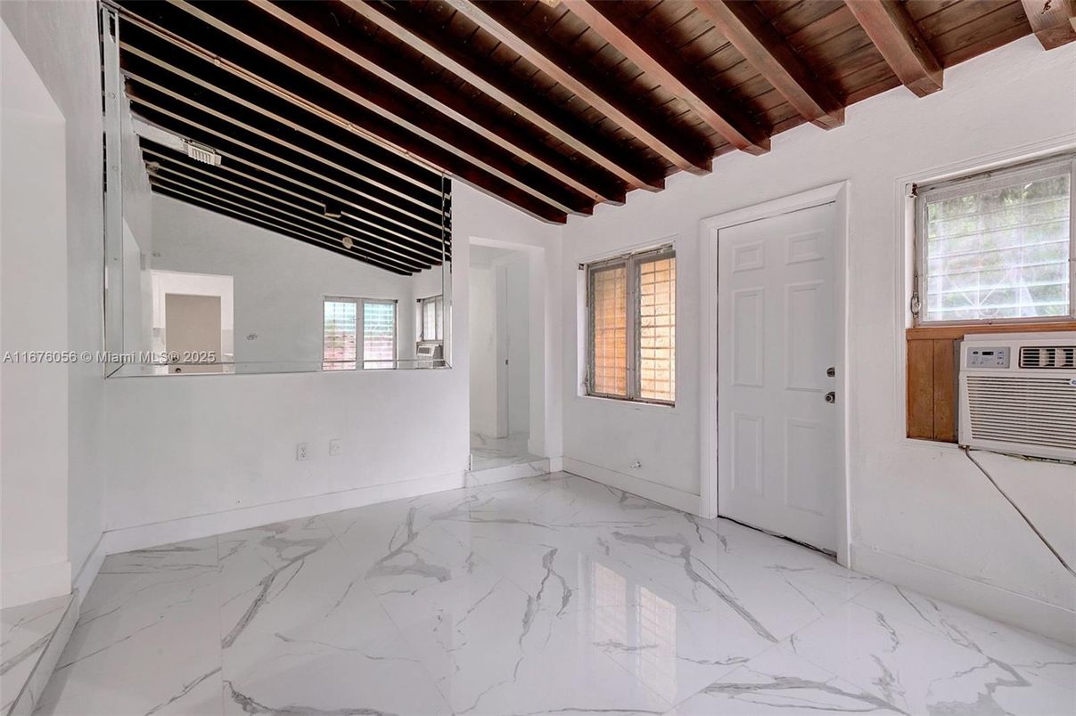 Empty room, Interior, Marble, Wooden Beams, Wooden Ceilings