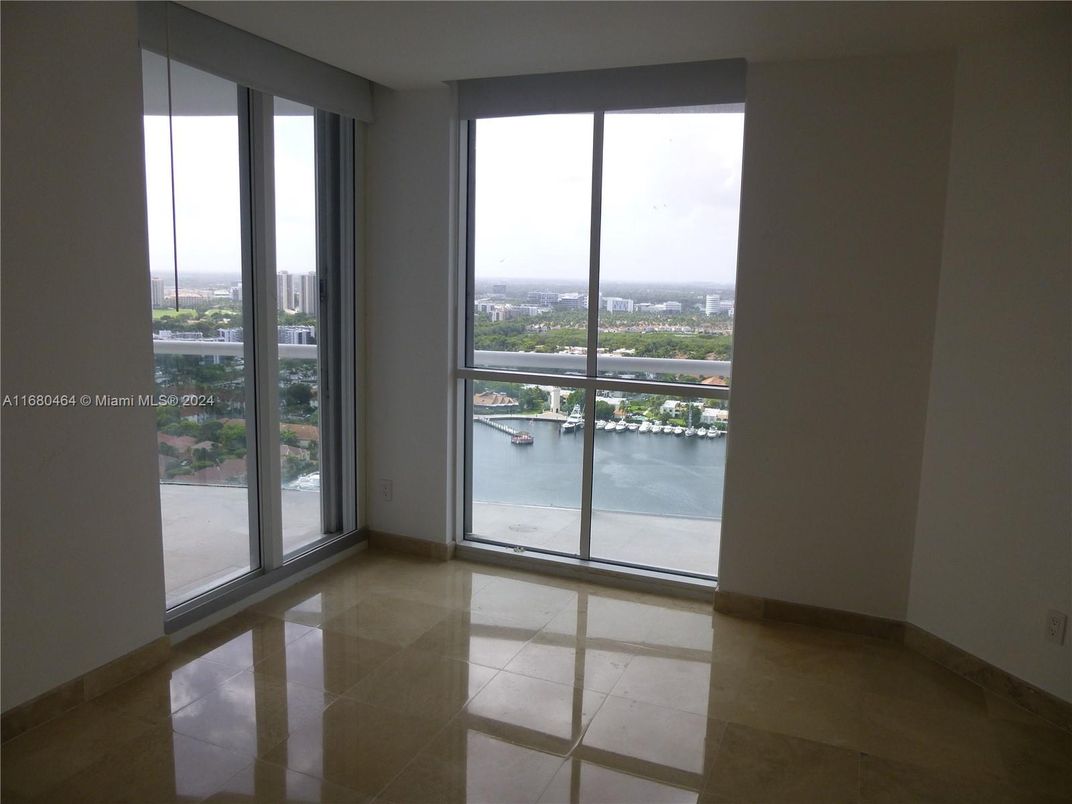 Empty room, Interior, Water
