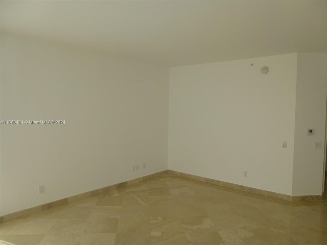 Empty room, Interior