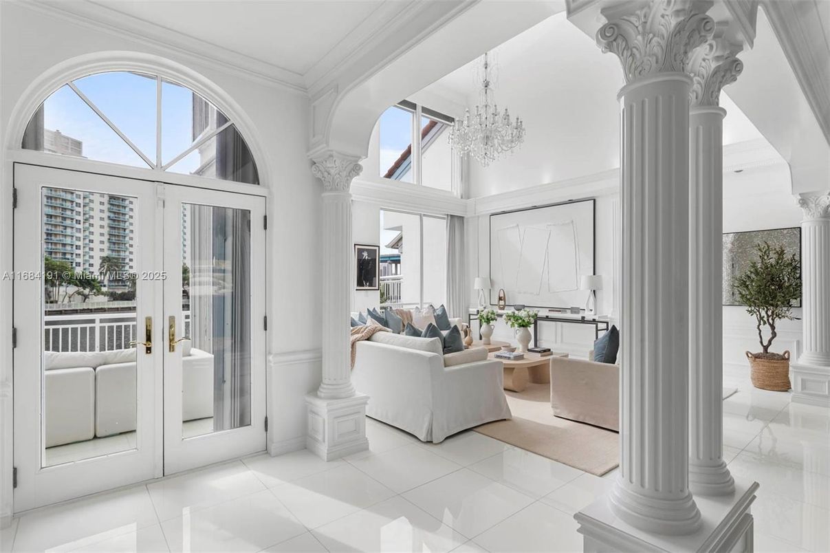 Chandelier, Interior, Living room