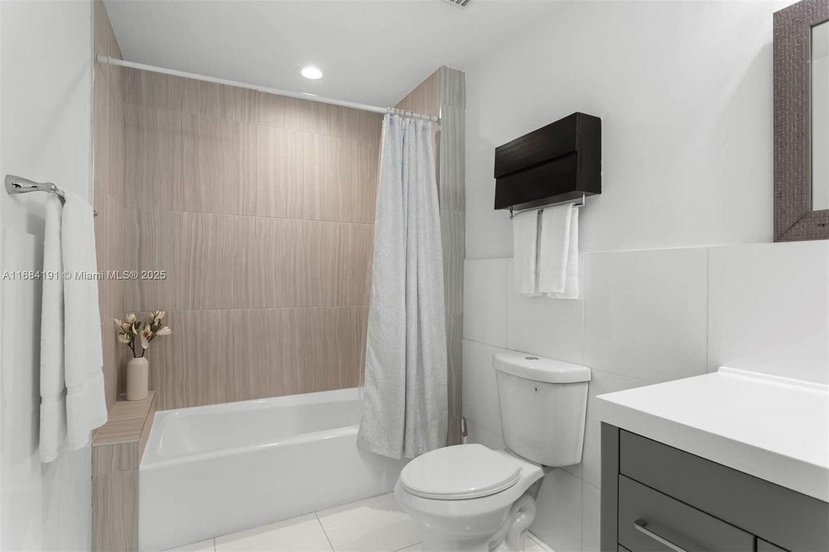 Bathroom, Interior, Recessed Lighting