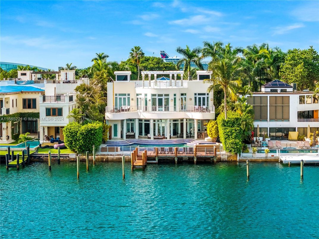 Exterior, Lake