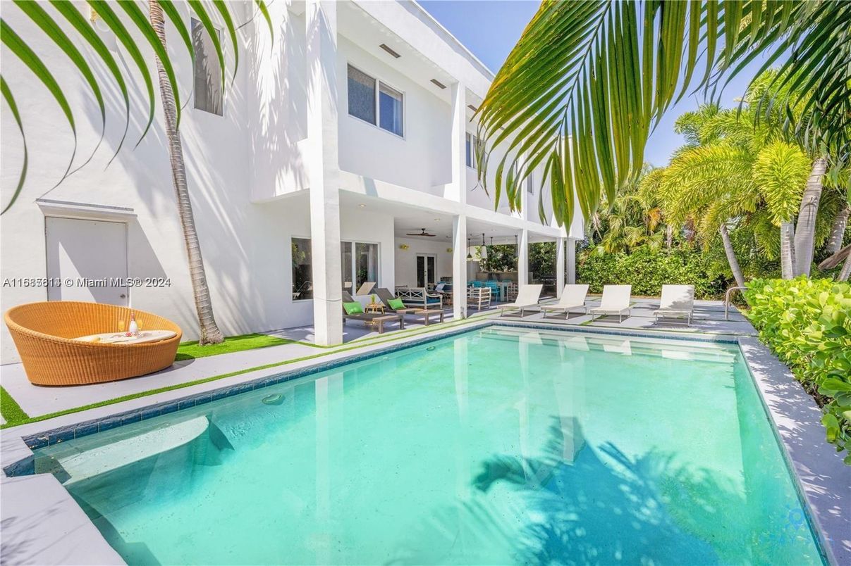 Exterior, Pool