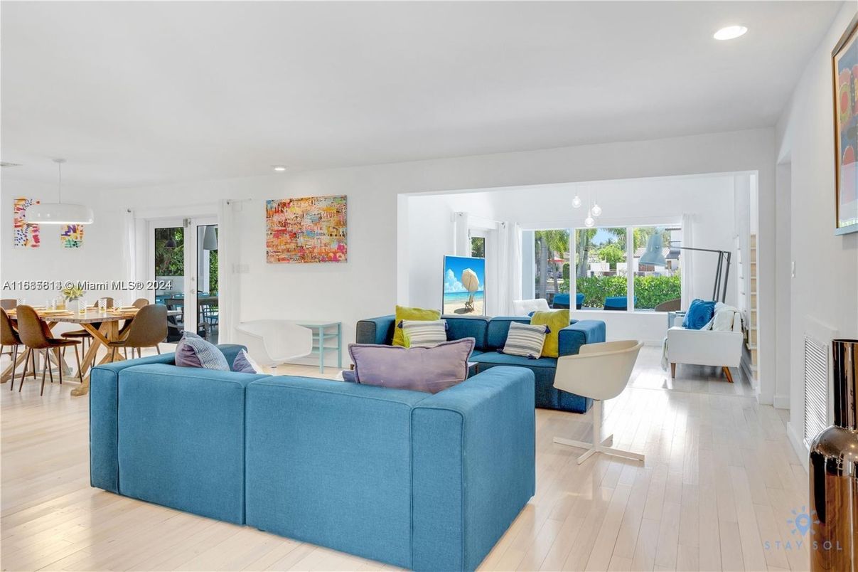 Dining room, Interior, Living room, Pendant Lights, Recessed Lighting, Wood Texture Flooring