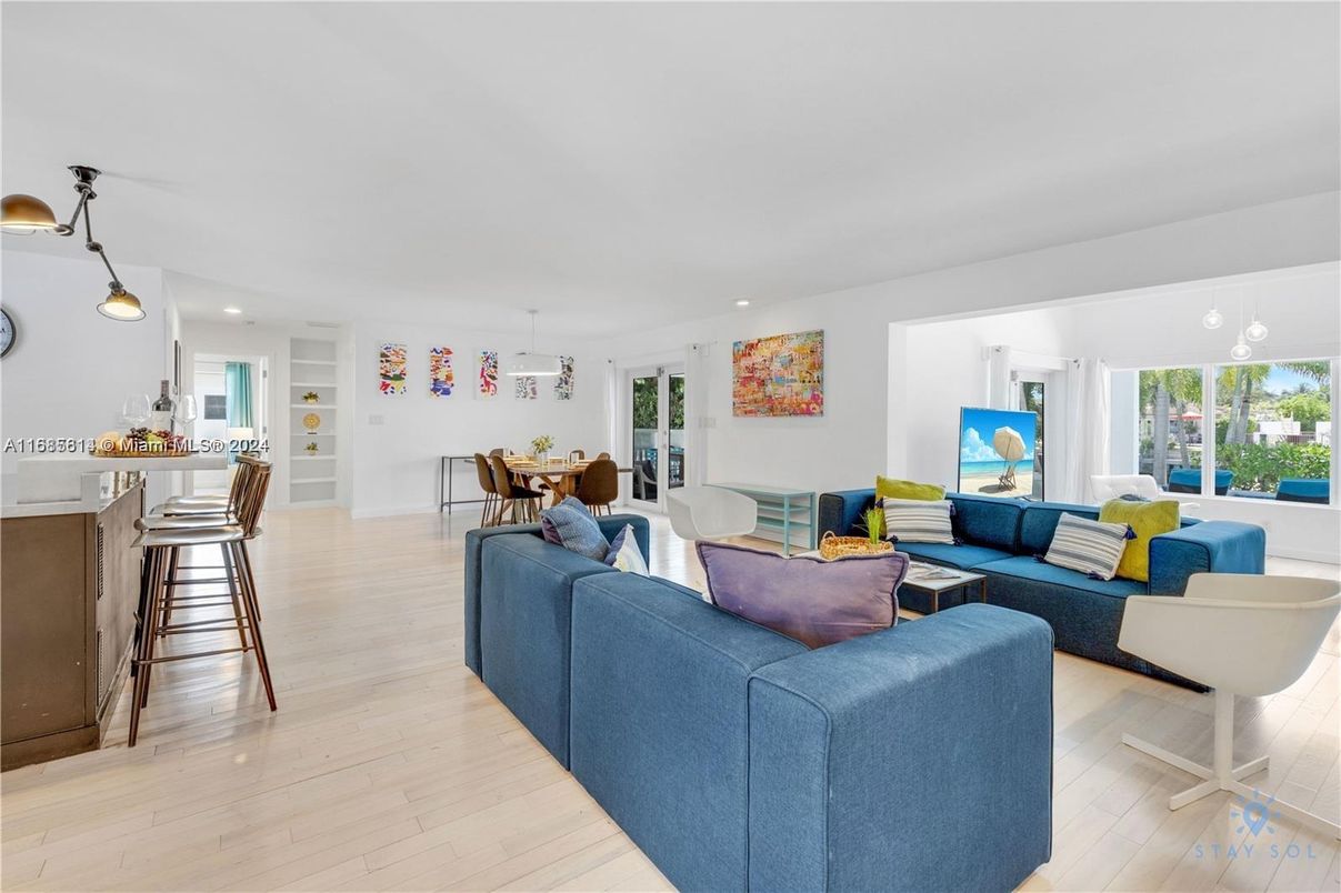 Dining room, Interior, Living room, Pendant Lights, Recessed Lighting, Wood Texture Flooring