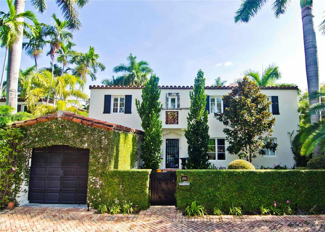 Attached, Exterior, Facade, Spanish Mediterranean