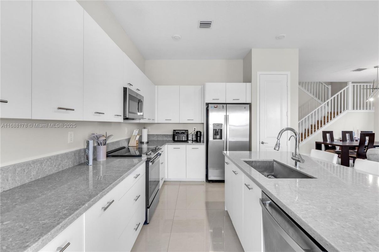 Dining room, Interior, Kitchen, Pendant Lights, Stainless Steel Appliances
