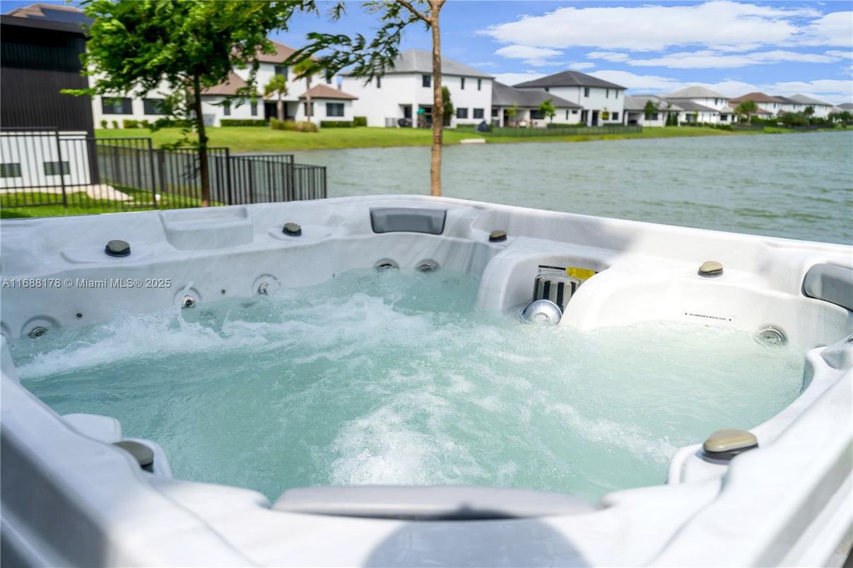 Exterior, Hot Tub, Water