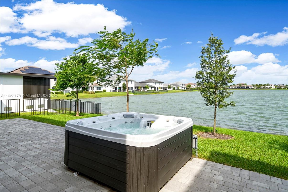 Exterior, Hot Tub, Water