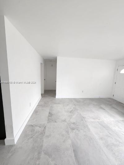 Empty room, Interior