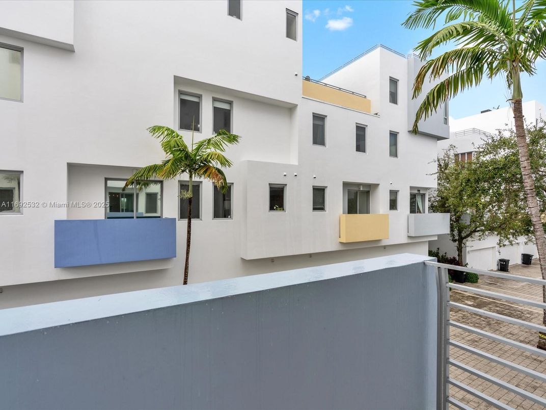 Exterior, Facade, Modern