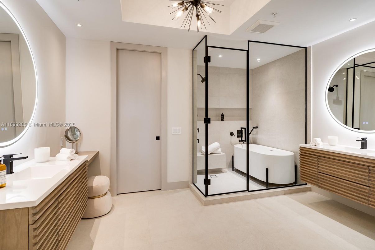 Bathroom, Dual Sink Vanities, Interior, Recessed Lighting