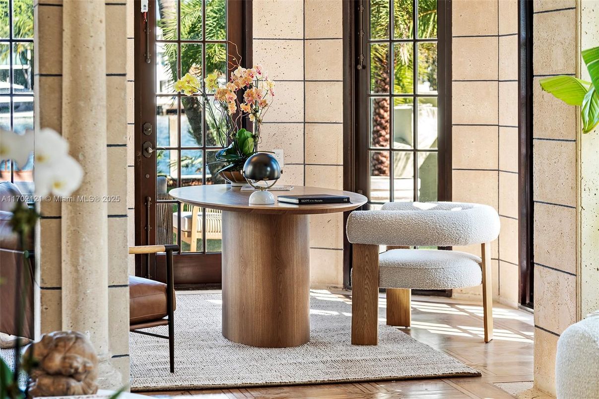 Home Office, Interior