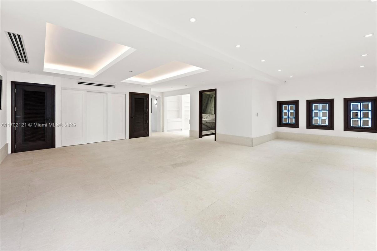 Empty room, Interior, Recessed Lighting