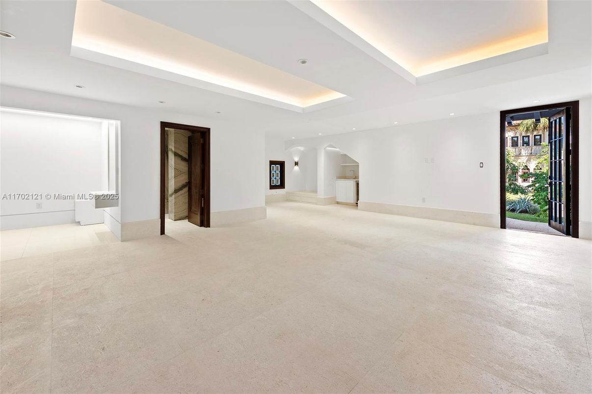 Empty room, Interior, Recessed Lighting