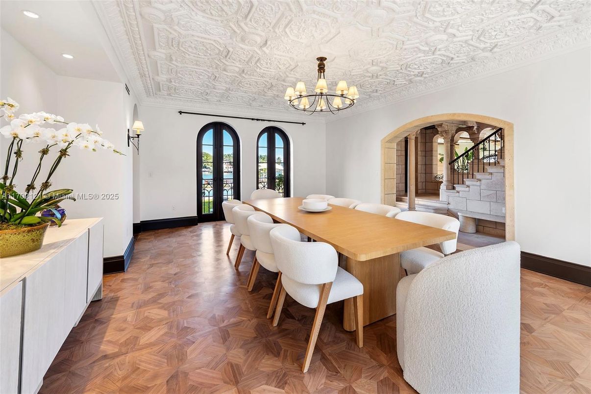 Chandelier, Dining room, Interior, Recessed Lighting, Wood Texture Flooring