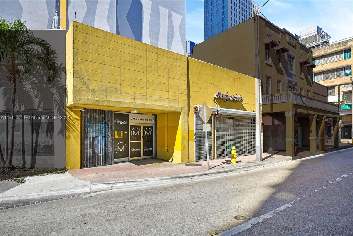 Exterior, Facade, Modern